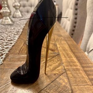 Carolina Herrera Black and Gold Elegant Stiletto Heels